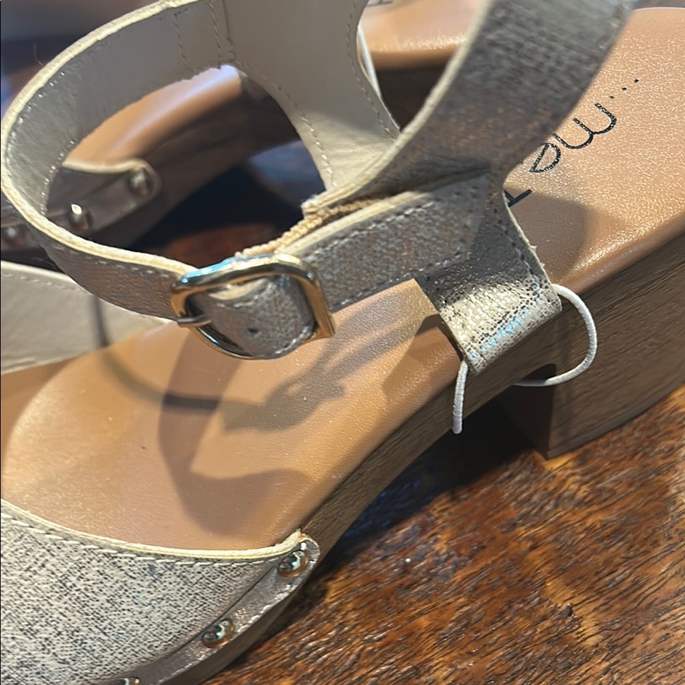 NWT- Me Too Tan Sandals with Ankle Strap and Sparkly Finish - Picture 3 of 5
